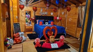 a bedroom with a bed with balloons and a table at Glamping STELAR VILLA EL EDEN in Cali