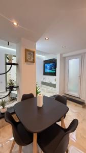 a dining room with a black table and chairs at Olivia Loft in Birmandreis