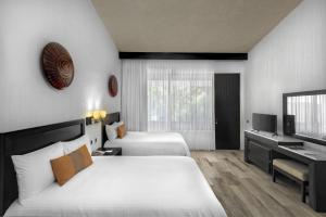 Tempat tidur dalam kamar di El Cid Granada Hotel & Country Club