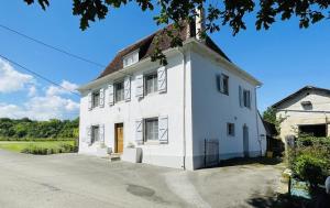 a white house with a roof at Etchechoury in Moncayolle-Larrory-Mendibieu