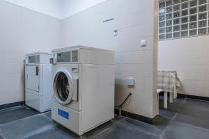 a washing machine and a washer in a room at HI Douro Alijó - Pousada de Juventude in Alijó