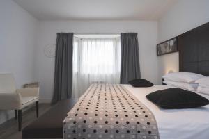 ein Schlafzimmer mit einem großen Bett und einem Fenster in der Unterkunft Hotel Tolosa in Puerto Madryn + 22 Fotos