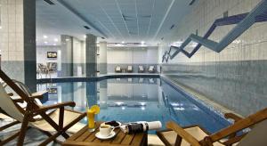 Bazén v ubytování Alexander Flora Apartment nebo v jeho okolí