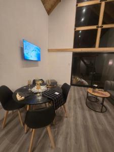 a dining room with a table and chairs and a fish tank at Casa Malbec en Los Molles in Las Lenas