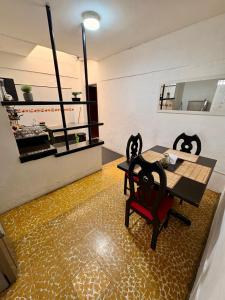 a dining room with a table and a chair at Apartamento cerca a la Basilica Buga valle in Buga