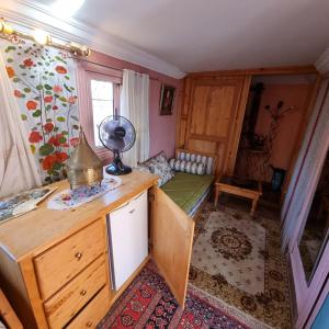 a room with a desk and a bed in a room at Momo's villa 2nd room in Aït Ourir