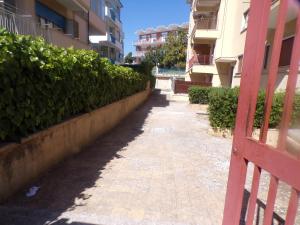 an alley between two buildings with a red door at Alloggio Turistico Mare Blu Gaeta in Gaeta