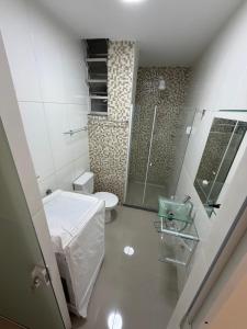 a small bathroom with a toilet and a shower at Studio 302 Centro Imperial in Petrópolis