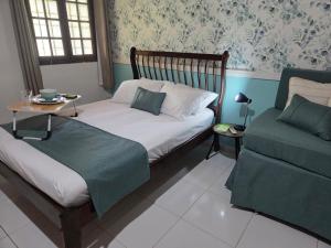 a bedroom with a bed and a table and a couch at Flat 01 Carvalhos de Aldeia km5 in Recife +14 photos