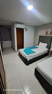 ein Schlafzimmer mit zwei Betten in einem Zimmer in der Unterkunft Hotel oriente in Maicao