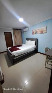 ein Schlafzimmer mit einem Bett in einer blauen Wand in der Unterkunft Hotel oriente in Maicao