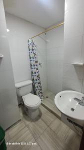 ein Badezimmer mit Toilette und Waschbecken in der Unterkunft Hotel oriente in Maicao