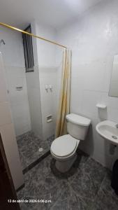 ein Badezimmer mit Toilette und Waschbecken in der Unterkunft Hotel oriente in Maicao + 14 Fotos