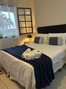 a bedroom with two beds with towels on it at Vila Noel Centro in Penedo