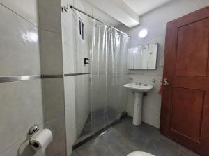 a bathroom with a shower and a sink and a toilet at Dpto M1 con cochera centro-sur Santa Fe in Santa Fe +17 photos