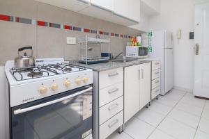 a white kitchen with a stove and a refrigerator at Dpto M1 con cochera centro-sur Santa Fe in Santa Fe