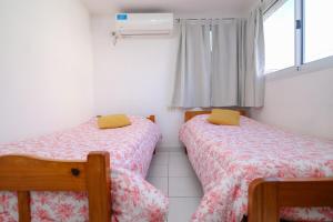 two beds sitting next to each other in a room at Dpto M1 con cochera centro-sur Santa Fe in Santa Fe