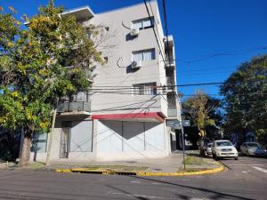 a building on a street with cars parked in front of it at Dpto M1 con cochera centro-sur Santa Fe in Santa Fe