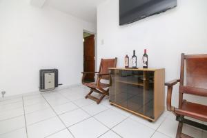 a room with chairs and a tv and bottles of wine at Dpto M1 con cochera centro-sur Santa Fe in Santa Fe