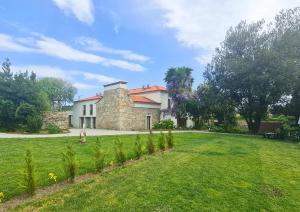 a house with a green lawn in front of it at Quinta das Aromáticas in Malta