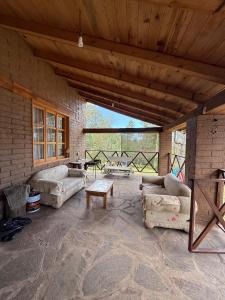 a large living room with couches and a table at Cabaña Cuevas Tapalpa in Tapalpa