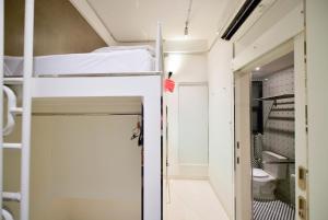 ein kleines Zimmer mit einem Etagenbett und einem Badezimmer in der Unterkunft Jasaen Hotel in Godown + 57 Fotos