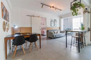 a living room with a table and chairs and a couch at Moderno & Prático Centro in Florianópolis