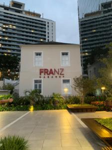 a white building with a sign that reads famzz at Moderno & Prático Centro in Florianópolis