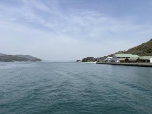a large body of water with houses on a dock at 一棟貸の宿さくらんぼ in Kami-yuge