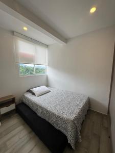 a bedroom with a bed and a window at Oasis Villeta Apartamento in Villeta +18 photos