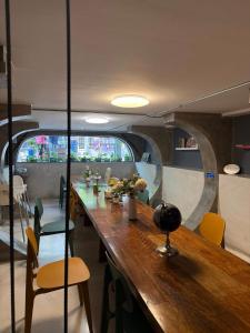 ein Esszimmer mit einem langen Holztisch und Stühlen in der Unterkunft Jasaen Hotel in Godown