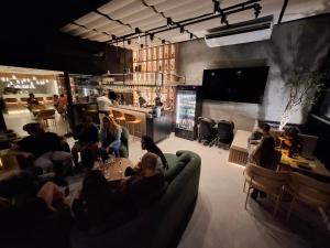 a group of people sitting in a room at SKY design Alphaville by Rhouses in Barueri