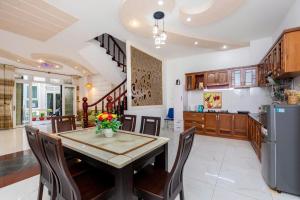 a kitchen and dining room with a table and chairs at Homestay 30 Võ Thị Sáu in Vung Tau
