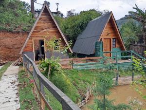 a house in the middle of a field at Chalés FRONT LAKE 1 in Córrego do Bom Jesus