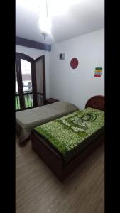 a bedroom with two beds in a room at Casa Quarto 3 in Jaraguá do Sul