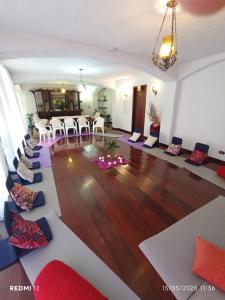 an aerial view of a living room with a yoga class at Casa Quarto 3 in Jaraguá do Sul