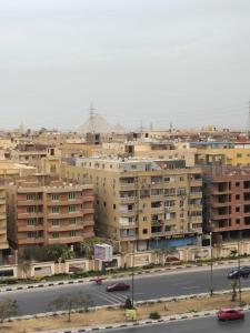 a view of a city with buildings and a street at سكن فندقى باكتوبر in Al Kawāmil Qiblī