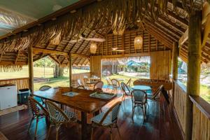 a dining room with a wooden table and chairs at Vai Iti Lodge in Afaahiti