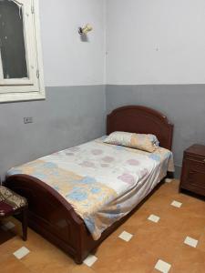 a small bed in a bedroom with a window at Beit Gedi in Cairo