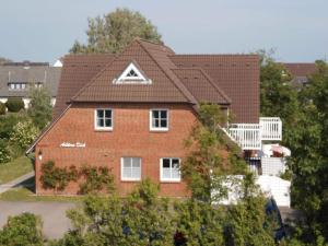 an aerial view of a house with a roof at Achtern-Diek-1 in Brösum