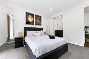 a bedroom with a large bed in a room at DEAR8 - Madeley Retreat in Perth