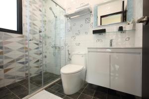 a bathroom with a toilet and a glass shower at Mr Lee Elevator B&B Hualien- Near Dongdamen Night Market in Ji'an +45 photos