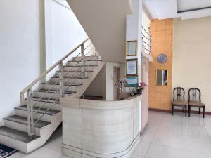 a staircase in a building with a lobby at Guesthouse Anggrek BSD Syariah in Jombang-kulon
