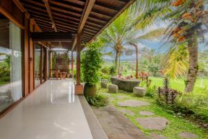 an external view of a house with a garden at Dukuh Sebatu Villa Ubud in Tampaksiring