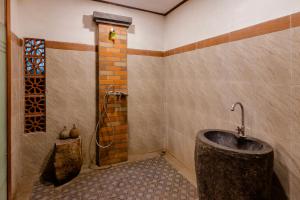 a bathroom with a tub and a shower at Dukuh Sebatu Villa Ubud in Tampaksiring +30 photos