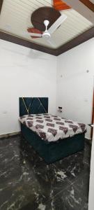 a bedroom with a bed with a ceiling at Thakur place in Mathura +8 photos