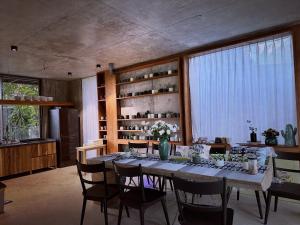 a dining room with a long table and chairs at Chum Home in Thanh Ðông (1)