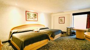 a hotel room with two beds and a window at Hotel Altum Business in Toluca +14 photos