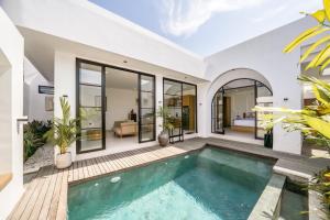 a villa with a swimming pool and a bedroom at Maui Bingin Villas in Uluwatu +45 photos