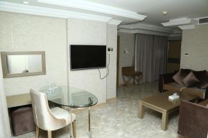 TV a/nebo společenská místnost v ubytování Sun and Sands Plaza Hotel